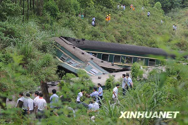 焦柳铁路广西境内因山体崩塌中断行车[组图]