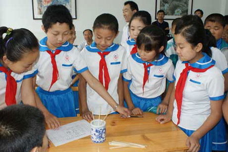 小学生当“监考官” 揪出25名作弊干警