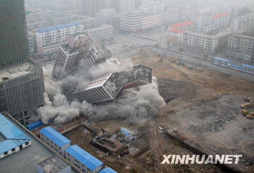 沈阳成功爆破昔日最高住宅楼[组图]