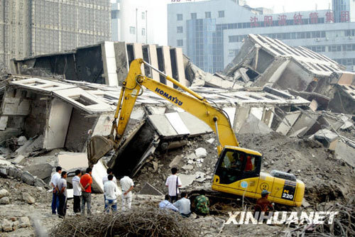 沈阳成功爆破昔日最高住宅楼[组图]