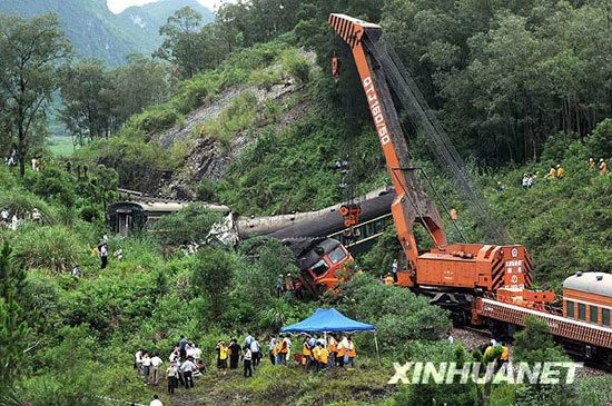列车在广西脱轨致4死 铁路中断14小时后恢复