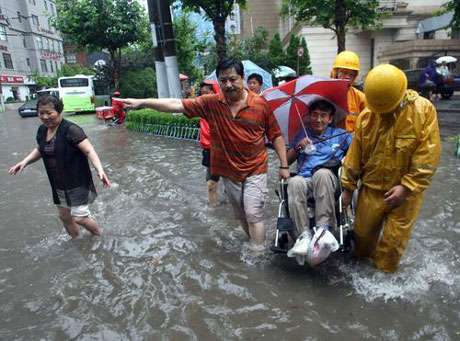 70年一遇暴雨袭击上海 约3000户民居进水[组图]