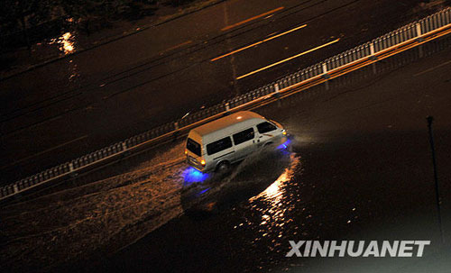 特大暴雨袭击京城[组图]