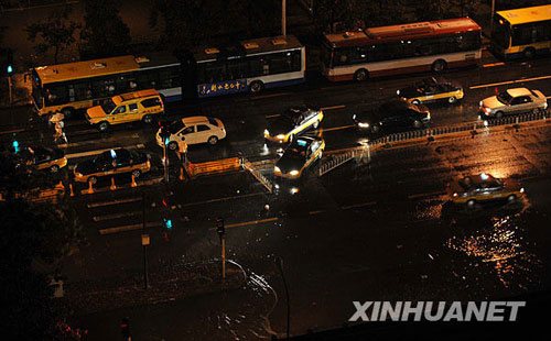 特大暴雨袭击京城[组图]