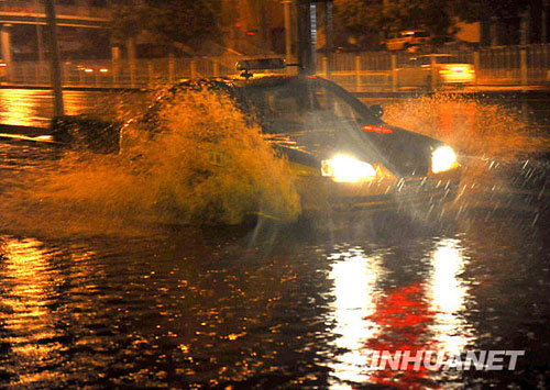 特大暴雨袭击京城[组图]