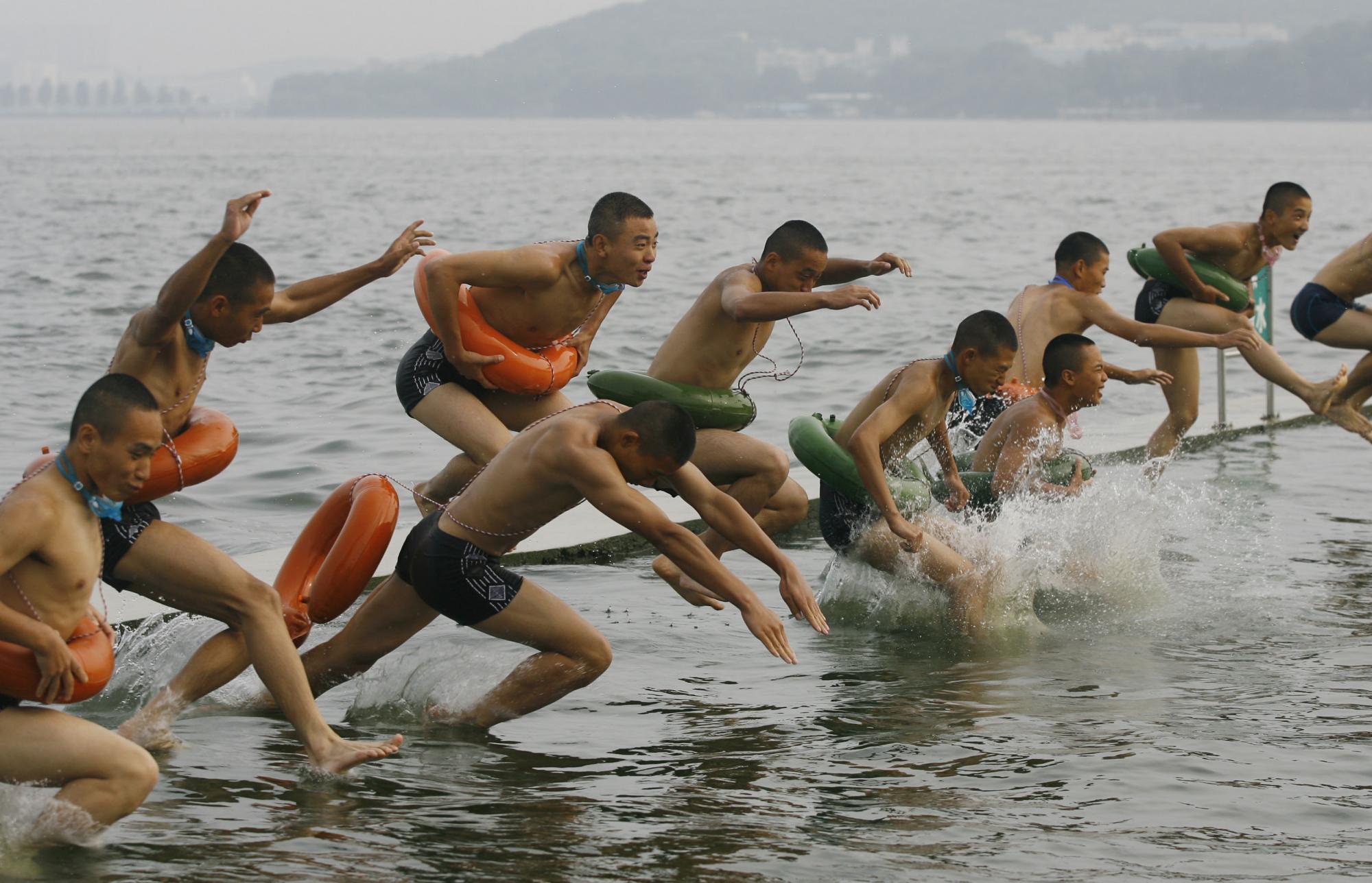 训练游泳技能 迎接抗洪任务