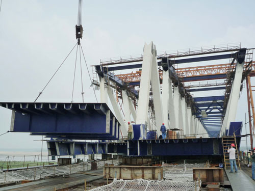 郑州黄河公铁两用桥钢梁架设正全速推进