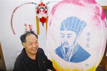 湖北七旬老人献礼国庆 亲手作200只孔明灯[图]