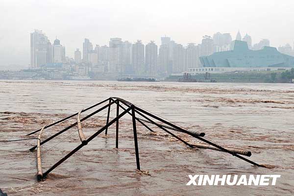 持续暴雨致重庆两江水位猛涨[组图]
