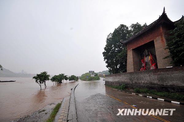 持续暴雨致重庆两江水位猛涨[组图]
