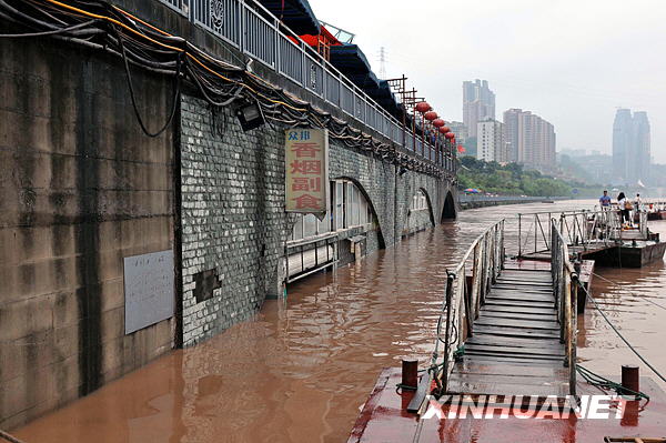 持续暴雨致重庆两江水位猛涨[组图]