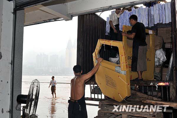 持续暴雨致重庆两江水位猛涨[组图]