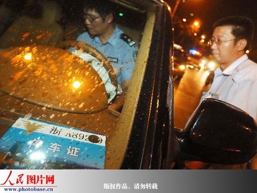 打工妹在杭州爱心斑马线旁被保时捷车撞死(组图)