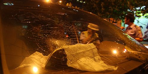 打工妹在杭州爱心斑马线旁被保时捷车撞死(组图)