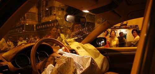 打工妹在杭州爱心斑马线旁被保时捷车撞死(组图)