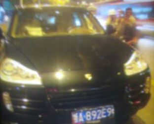 打工妹在杭州爱心斑马线旁被保时捷车撞死(组图)