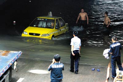 重庆道路积水淹死两乘客 出租司机自顾逃命被拘