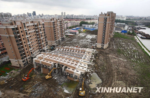 上海倒覆楼房开始拆除[组图]