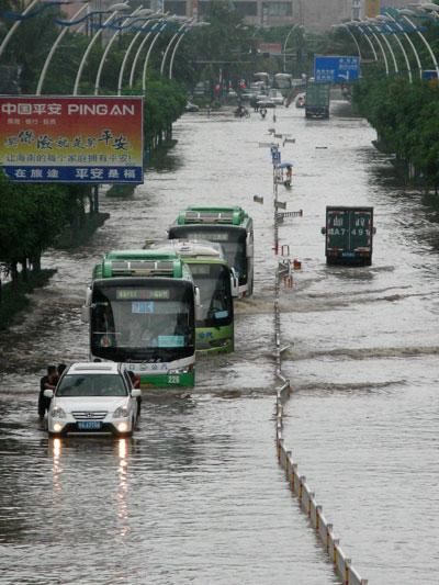 海口普降暴雨 预计积水可能达到100毫米