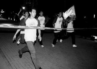 京城“夜跑族”：每晚十点出发 越跑越上瘾