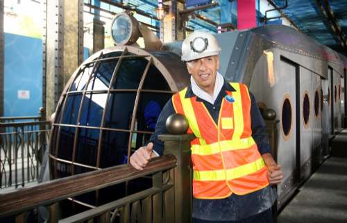 港海洋公园列车启用 外貌奇特似19世纪潜水艇(图)