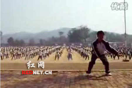 湖南一中学自编广播体操被指搞笑惹争议(图)