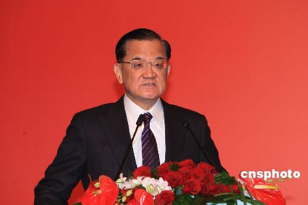 连战：现在并非向大陆倾斜 两岸政治议题须面对