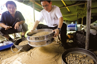 周口店发现北京猿人用火证据 洞顶发掘中局部坍塌