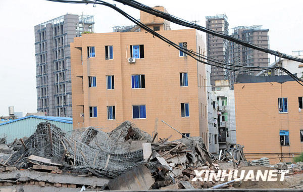 厦门蔡塘工业区一在建临时厂房坍塌 10人受伤[图]
