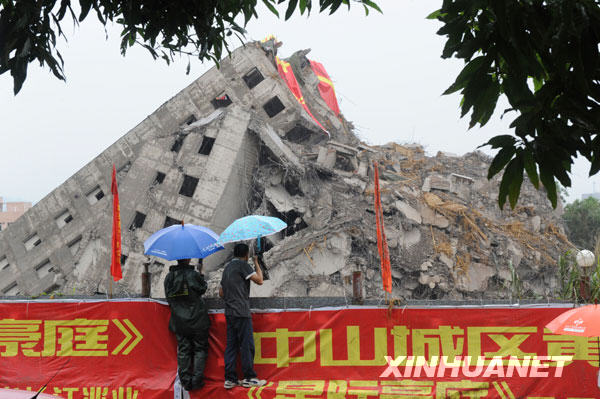 广东爆破拆除一栋104.1米高烂尾楼[组图]