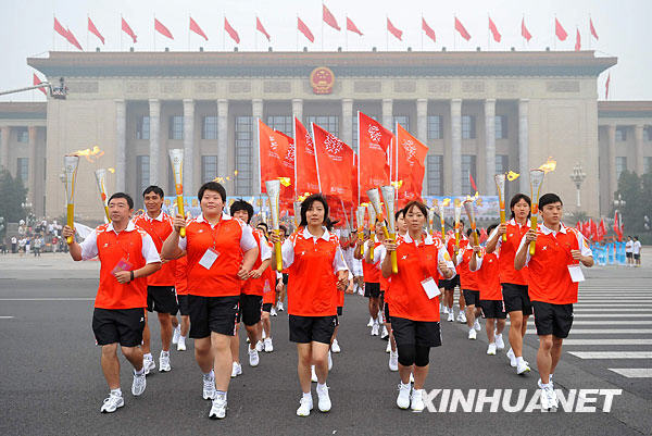 第十一届全国运动会火炬传递活动点火起跑仪式举行 吴邦国点燃主火炬