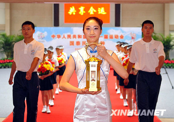 第十一届全国运动会火炬传递活动点火起跑仪式举行 吴邦国点燃主火炬