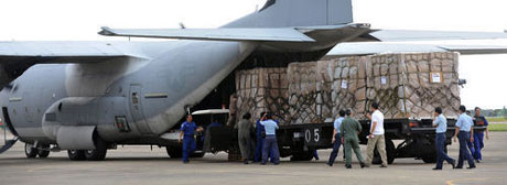 美国派军机赴台救灾 涂掉机身军事标志避争议