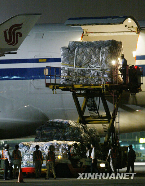 大陆援助台湾灾区空运物资抵达高雄[组图]