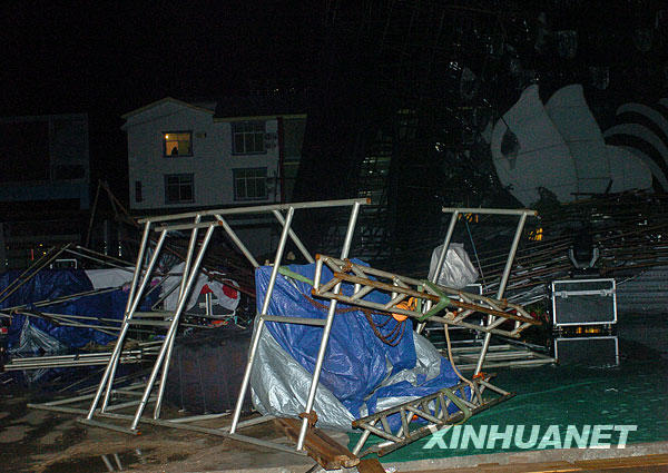 雷暴风雨导致云南芒果节现场发生倒塌事故[图]