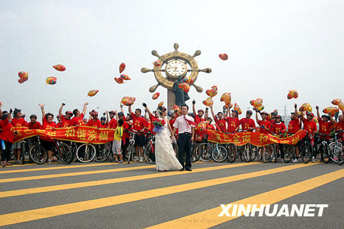 99辆自行车组队迎新娘[组图]