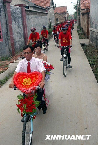 99辆自行车组队迎新娘[组图]