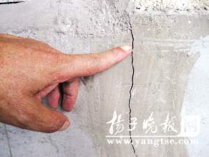 南京再现“楼脆脆” 正在施工大楼发生塌方