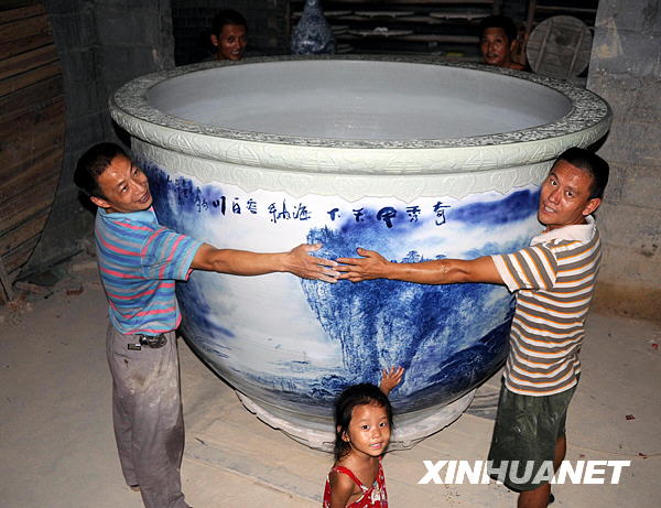 巨型青花瓷缸在景德镇问世[组图]