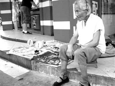 89岁婆婆摆摊照顾72岁瘫痪女儿 城管常塞钱救济