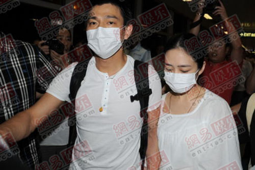 刘德华与朱丽倩十指紧扣返港 高调公开恋情(图)