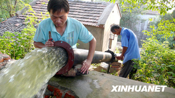 湖北孝感全力抗旱[组图]
