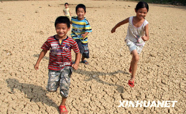 湖北孝感全力抗旱[组图]