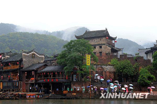 烟雨蒙蒙凤凰城[组图]