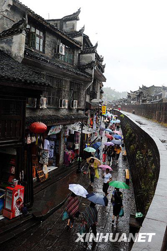 烟雨蒙蒙凤凰城[组图]