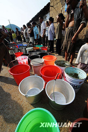 湖南出现夏秋连旱 百万人临时性饮水困难[组图]