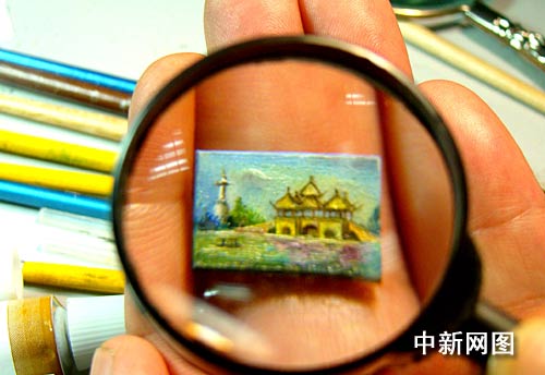 扬州六旬老翁展绝技 微型油画系列正式亮相