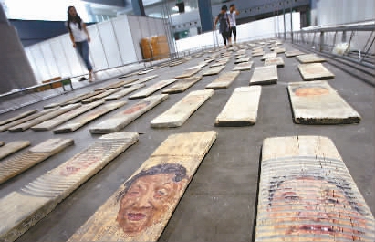 重庆青年美术双年展 搓衣板拼成《女人河》