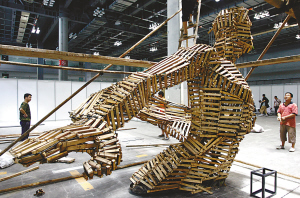 重庆青年美术双年展 搓衣板拼成《女人河》