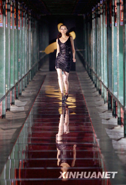 颐和园长廊上的时装秀[组图]